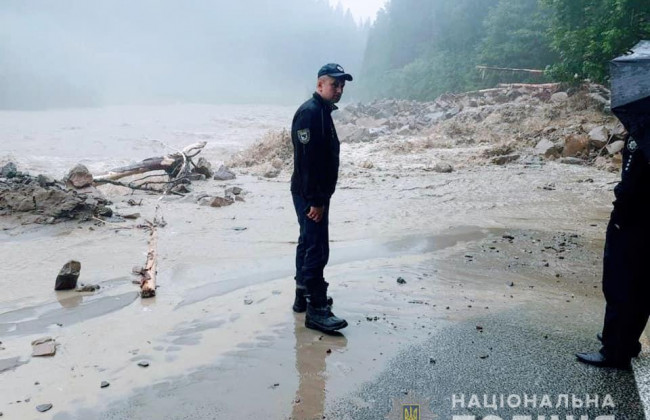 Наслідки жахливої негоди: повністю заблокована єдина дорога через гори між областями