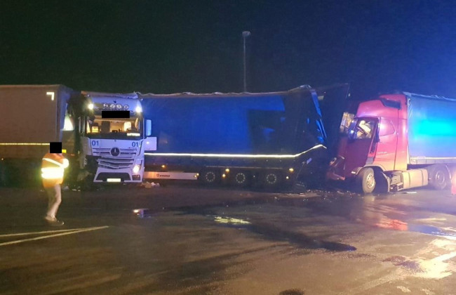 Моторошне ДТП: на трасі Київ-Одеса зіткнулися фури, водіїв вирізали з авто