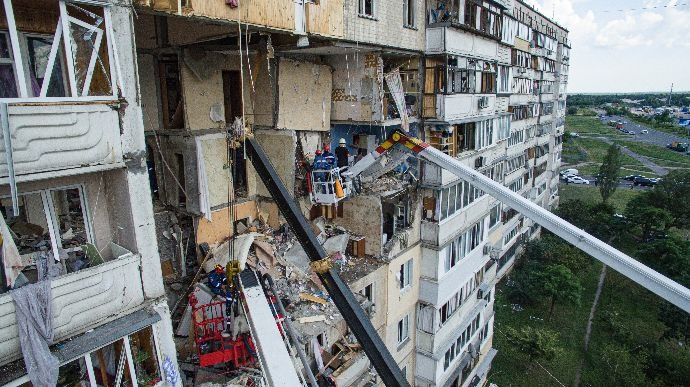 Взрыв в киевской многоэтажке: люди жалуются на треск плит и шевелящиеся стены