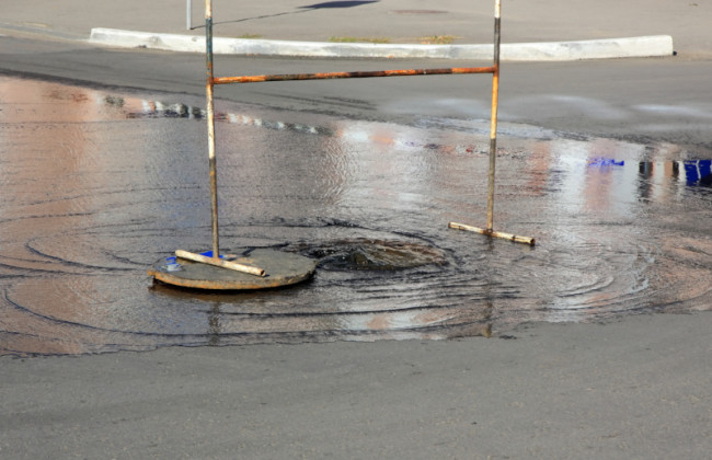 Одну из улиц Киева затопило нечистотами