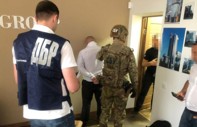 Займалися вимаганням коштів: ДБР затримало «радника Президента» та «генерала СБУ»