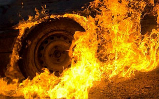 На одном из мостов Киева вспыхнул грузовик