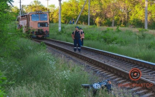 Жуткое происшествие в Днепре: поезд сбил коляску с ребенком, фото