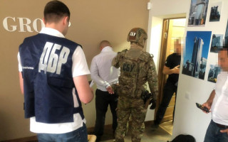 Займалися вимаганням коштів: ДБР затримало «радника Президента» та «генерала СБУ»