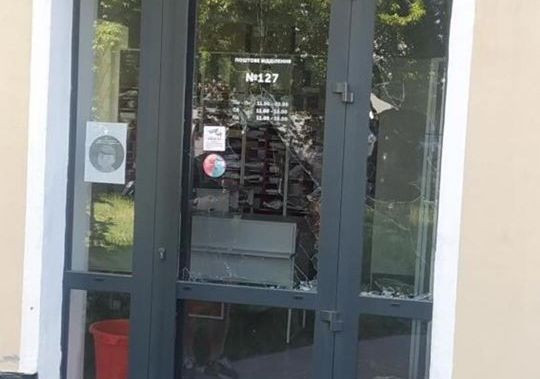 В Киеве группа хулиганов атаковала отделение почты