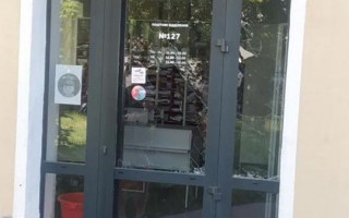 В Киеве группа хулиганов атаковала отделение почты
