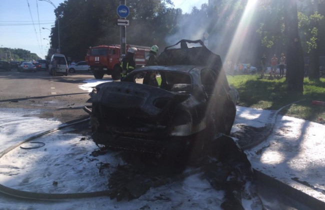 В Киеве сгорел дотла автомобиль, фото