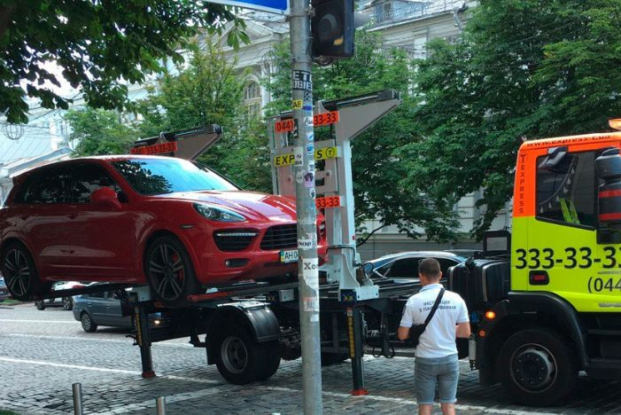 В Киеве элитные автомобили отправляют на штрафплощадку