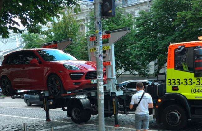 В Киеве элитные автомобили отправляют на штрафплощадку