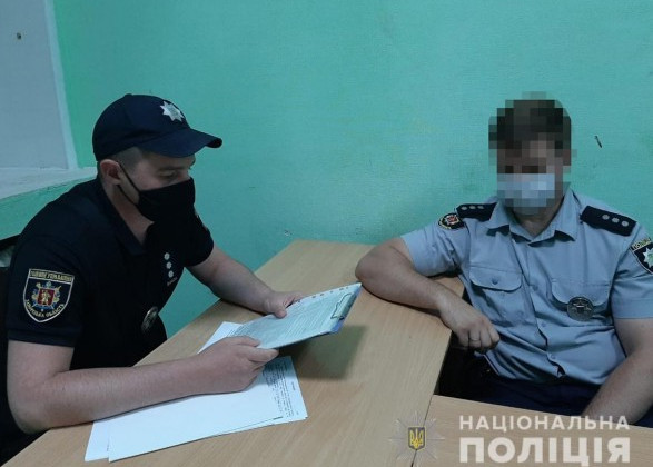 Мелитопольский коп заплатит штраф за пребывание в супермаркете без маски: видео