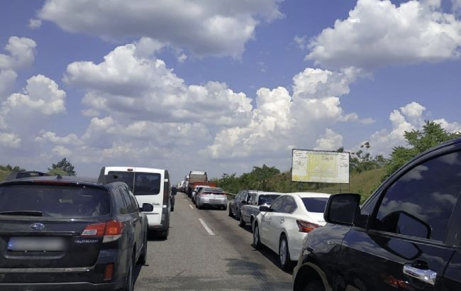 Под Одессой автомобили застряли в километровой пробке