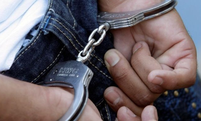 Толкнул на землю и обокрал: в Киеве мужчина напал на подростка