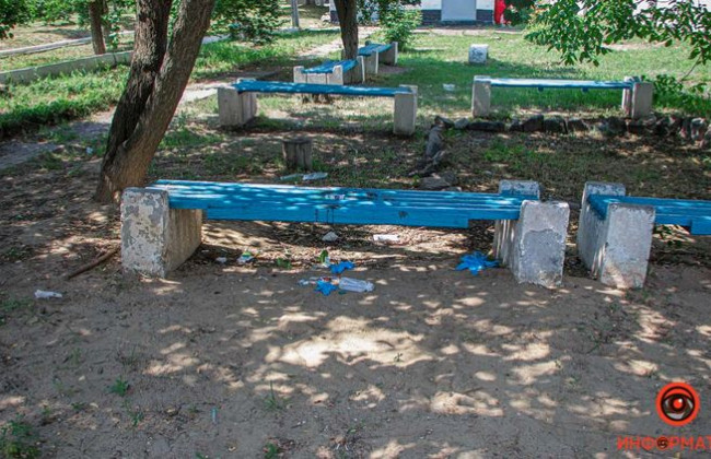 Уход из жизни из-за долгов: в Днепре мужчина прямо на улице вспорол себе живот разбитой бутылкой