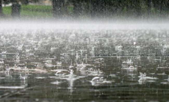 Одессу накрыл сильный ливень: дороги «плывут», трамваи стоят