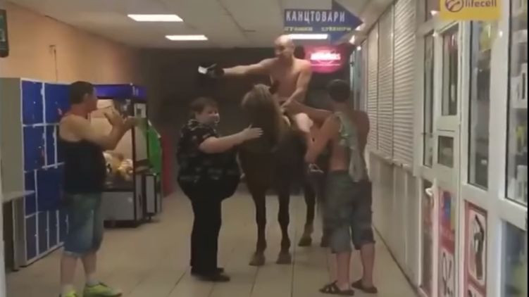 В Киеве мужчина верхом на лошади заехал в супермаркет: есть видео