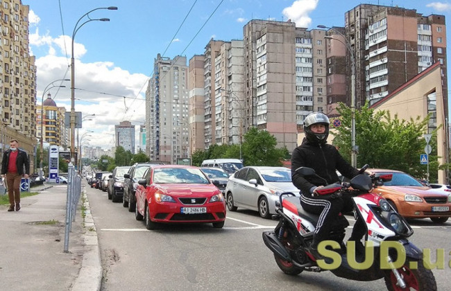 На одном из киевских мостов образовалась серьезная пробка: что нужно знать водителям