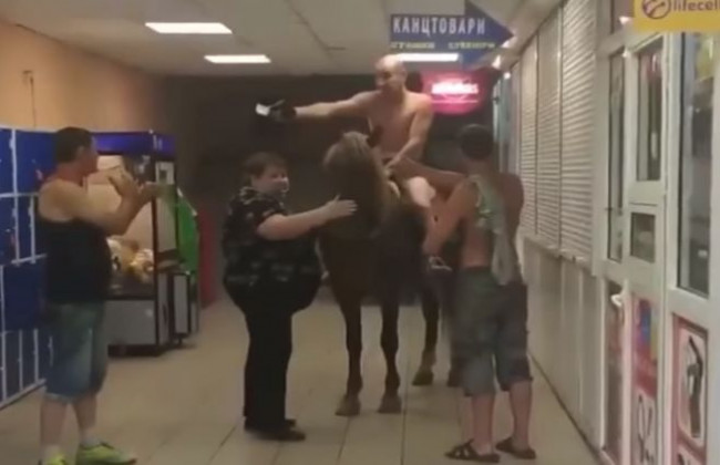 В Киеве мужчина верхом на лошади заехал в супермаркет: есть видео