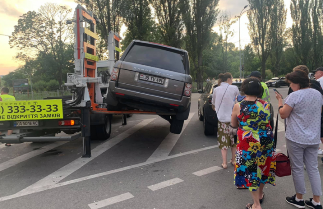 В Киеве эвакуатор едва не угробил элитный автомобиль, фото