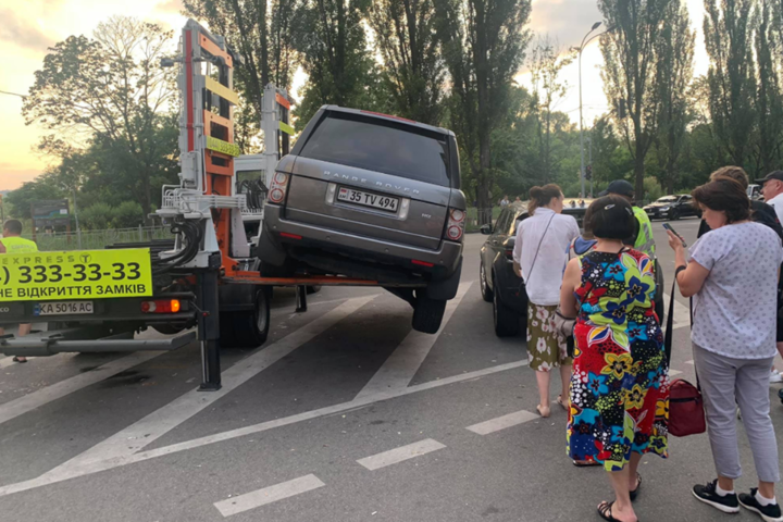 В Киеве эвакуатор едва не угробил элитный автомобиль, фото