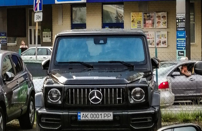 В Киеве засветился элитный автомобиль на крымских номерах, фото
