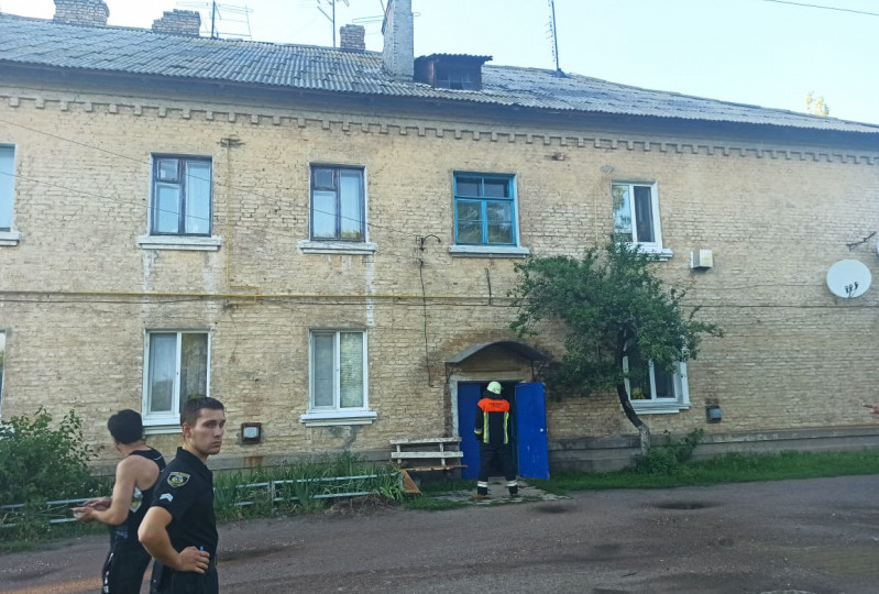 ЧП под Киевом: в многоквартирном доме обвалилась крыша, фото