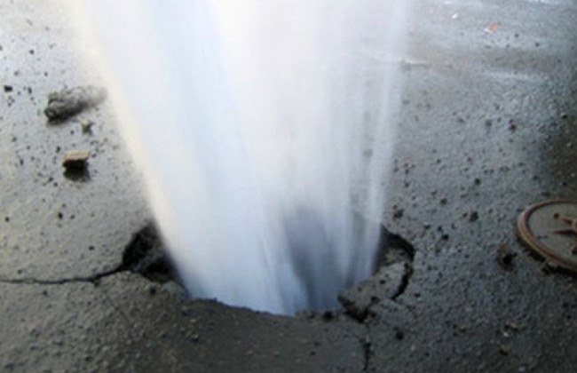 В Киеве снова прорвало трубу: из-под асфальта забил «фонтан», видео