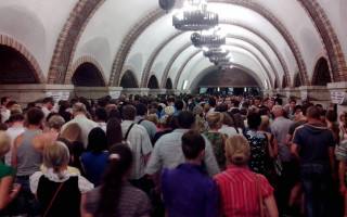 Огромные очереди и давка: киевляне возмущены ситуацией в метро