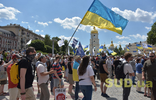 Крыльцо Печерского райсуда как трибуна для политического митинга пятого президента Украины