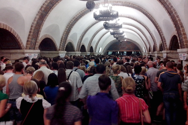 Огромные очереди и давка: киевляне возмущены ситуацией в метро