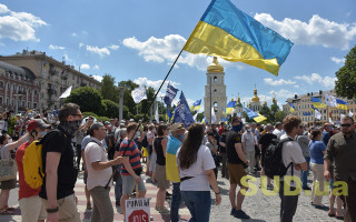 Крыльцо Печерского райсуда как трибуна для политического митинга пятого президента Украины