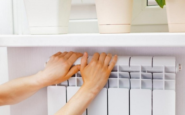 Киевлянка рассказала о горячих батареях в разгар лета