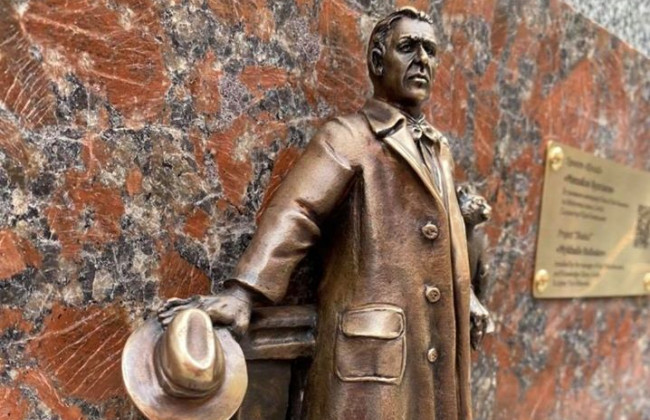 В Киеве появился крохотный памятник Булгакову, фото