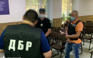 Не сподобався сервіс: ДБР взялося за справу копа, який влаштував бійку в кафе, відео