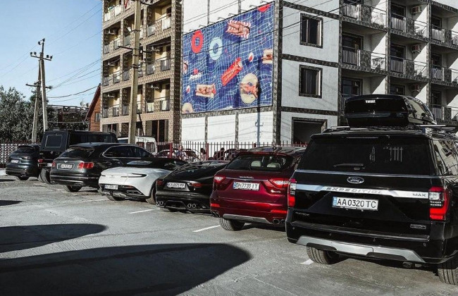 Под Одессой заметили парковку с элитными автомобилями, фото
