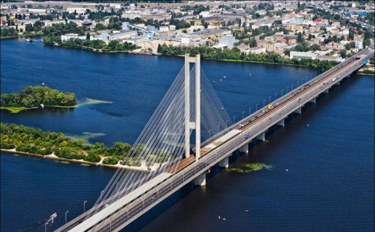 На одном из киевских мостов частично ограничили движение до сентября