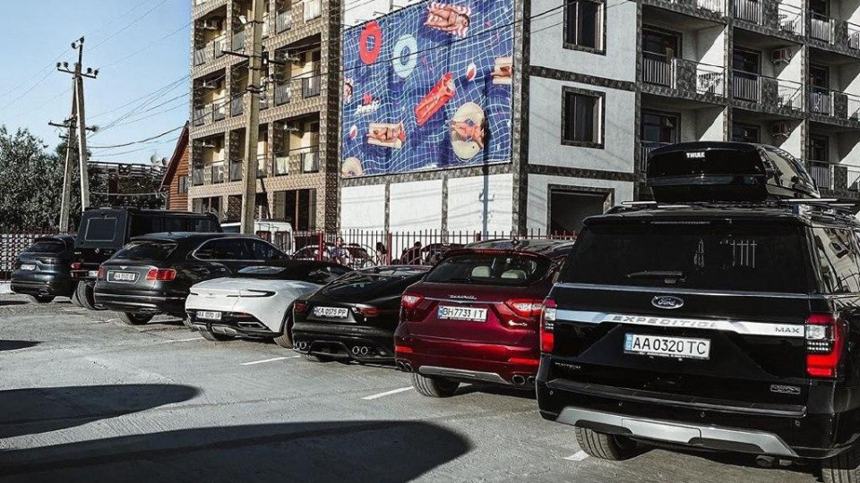 Под Одессой заметили парковку с элитными автомобилями, фото
