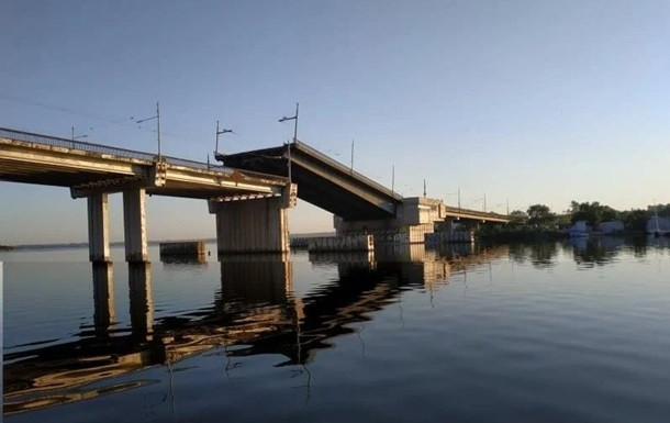 В Николаеве внезапно развелся мост и заблокировал транспорт: фото, видео