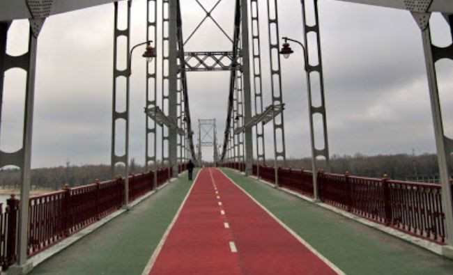 Дерзкий водитель проехал по Парковому пешеходному мосту в Киеве, видео