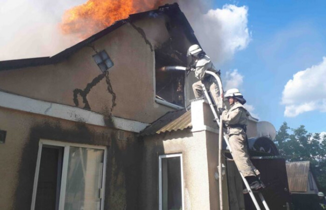 Под Киевом вспыхнул мощный пожар в доме