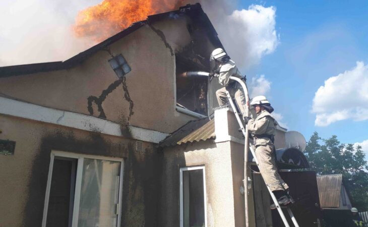 Под Киевом вспыхнул мощный пожар в доме