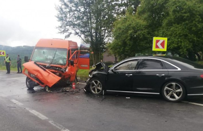 Масштабное ДТП: 11 человек пострадали от столкновения микроавтобуса с легковушкой