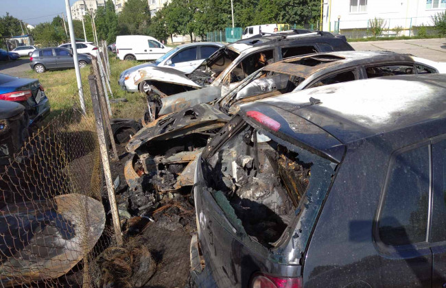 В Харькове на парковке сгорели шесть автомобилей: фото
