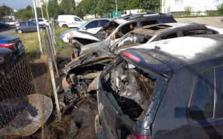 В Харькове на парковке сгорели шесть автомобилей: фото