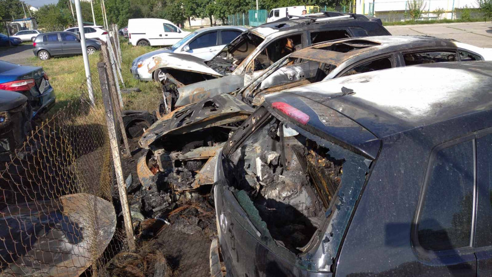 В Харькове на парковке сгорели шесть автомобилей: фото