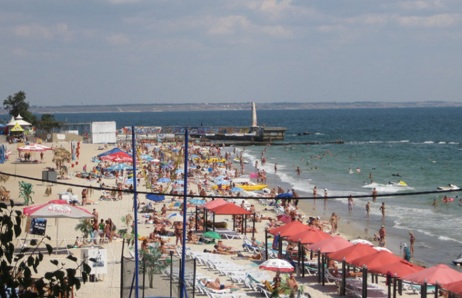 Кишкова паличка «зіпсувала» майже всі пляжі в Одесі: що слід знати відпочивальникам