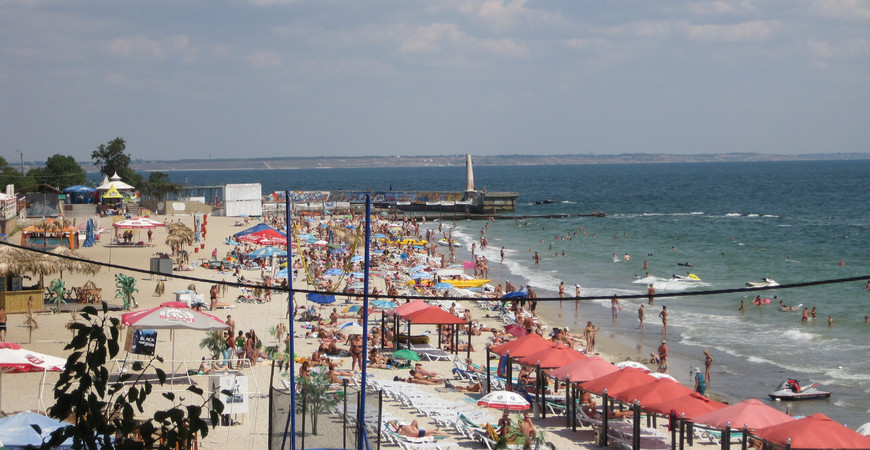 Кишкова паличка «зіпсувала» майже всі пляжі в Одесі: що слід знати відпочивальникам