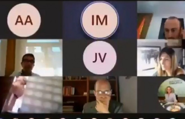 Испанский политик принял душ во время онлайн-встречи и ушел в отставку: видео