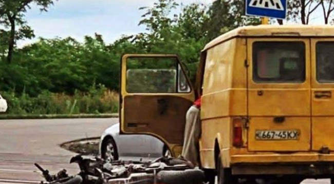 Серйозна ДТП на Київщині: мотоцикліст протаранив автомобіль, фото