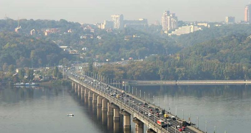 Водопад на мосту Патона: в Киеве снова прорвало теплотрассу, видео