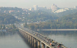 Водопад на мосту Патона: в Киеве снова прорвало теплотрассу, видео